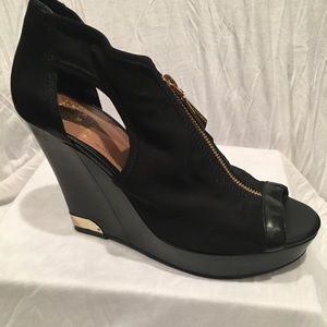 Black wedges